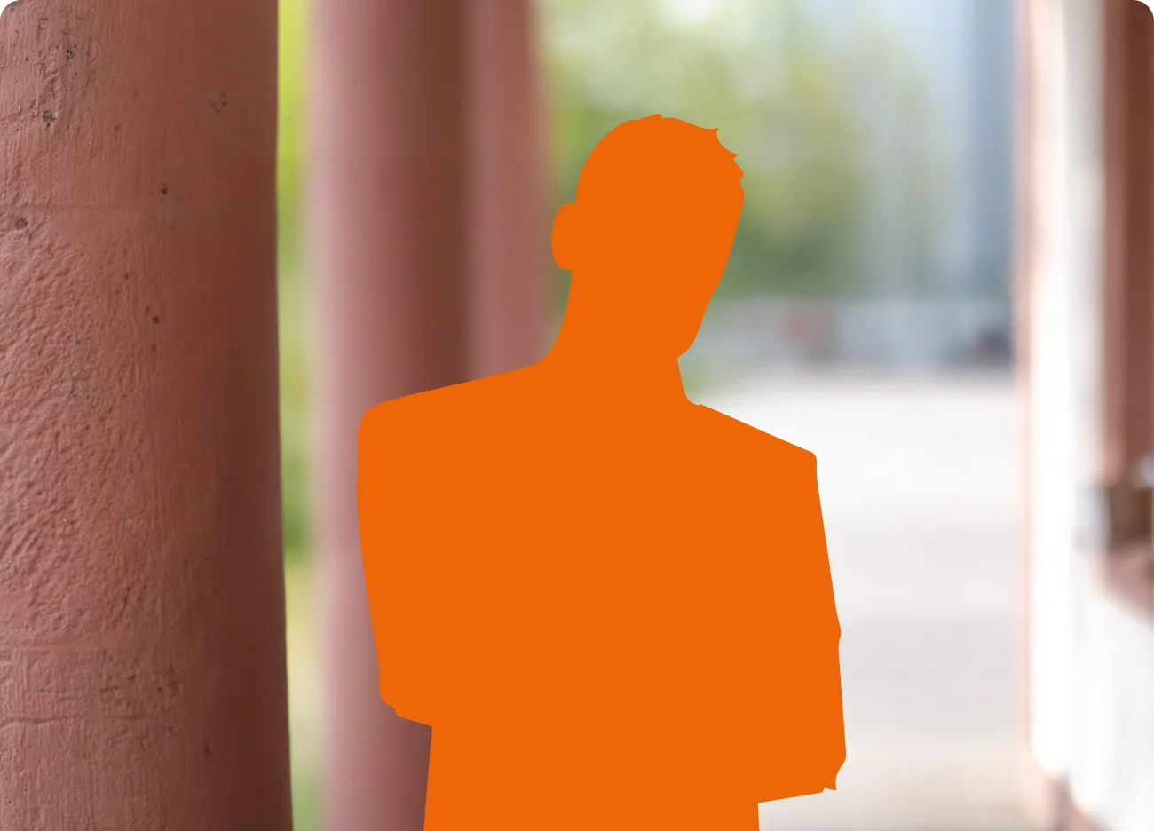 Die Silhouette einer Person ist mit kräftiger orangefarbener Farbe gefüllt und steht in der Nähe von rötlichen Säulen mit einem verschwommenen Hintergrund im Freien.
