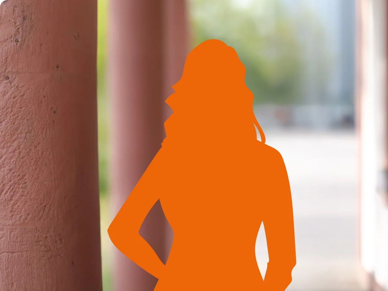 Eine orangefarbene Silhouette einer Frau steht vor Säulen und einem unscharfen Hintergrund im Freien.