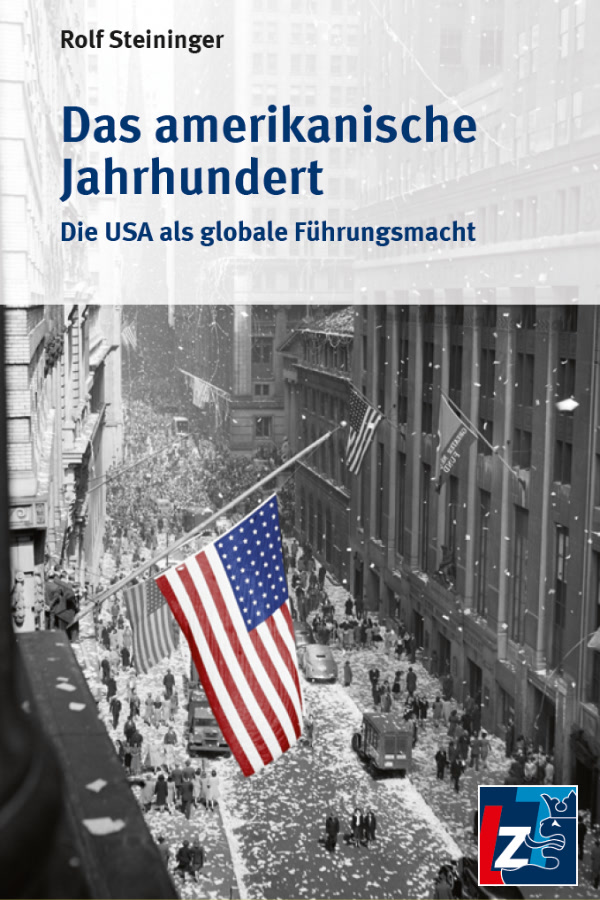 Buchcover "Das amerikanische Jahrhundert. Die USA als globale Führungsmacht" von Rolf Steininger. Das Cover zeigt eine Schwarz-Weiß-Fotografie, auf der die farbige US-Flagge zu sehen ist. 