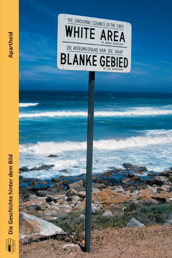 Buchcover "Apartheid" von Kirsten Rüther. Das Cover zeigt ein Straßenschild, das vor dem Meer steht. Auf dem Schild steht geschrieben: "The Divisional-Council-of the Cape WHITE AREA by Order Secretary. Die Afdelingsraad Van Die Kaap Blanke Gebied Op Las Sekretaris".