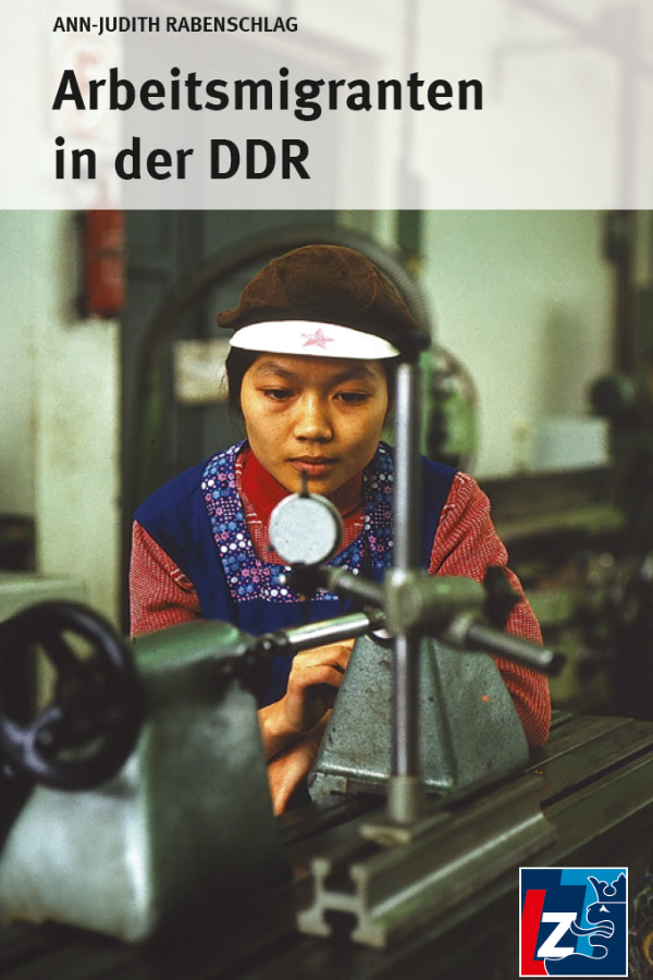 Buchcover "Arbeitsmigranten in der DDR" von Ann-Judith Rabenschlag. Das Cover zeigt eine Frau, die an einer Maschine sitzt und konzentriert arbeitet.
