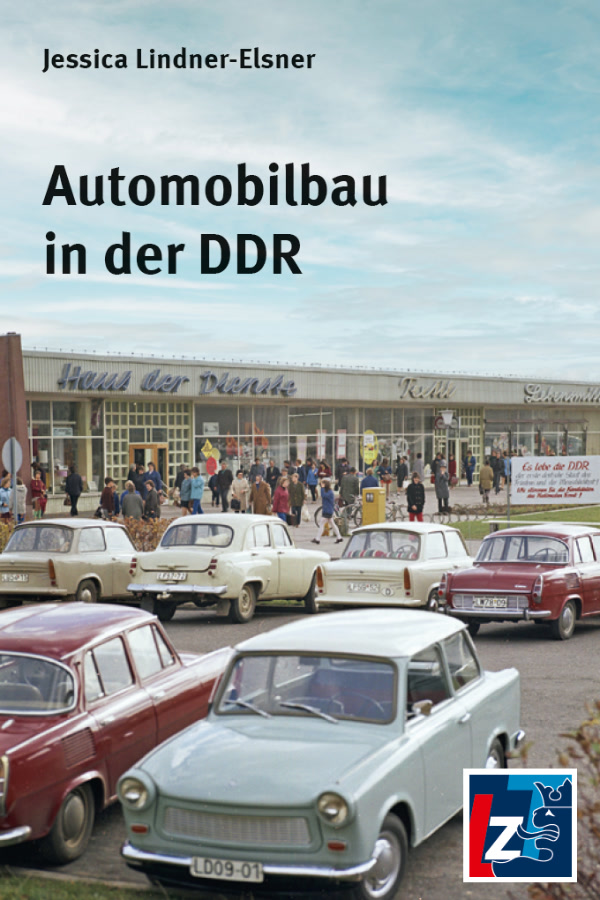 Buchcover "Automobilbau in der DDR" von Jessica Lindner-Elsner. Der Hintergrund zeigt eine  Farbaufnahme aus der DDR-Zeit: Vor einem flachen Gebäude mit der Aufschrift "Haus der Dienste“, "Textil" und "Lebensmittel" stehen viele Menschen und zahlreiche Autos, hauptsächlich Trabant- und Wartburg-Modelle.