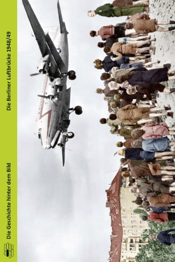 Buchcover "Die Berliner Luftbrücke" von Walter Mühlhausen. Das Cover zeigt ein Flugzeug und eine Gruppe von Menschen, die gespannt in die Luft schauen.
