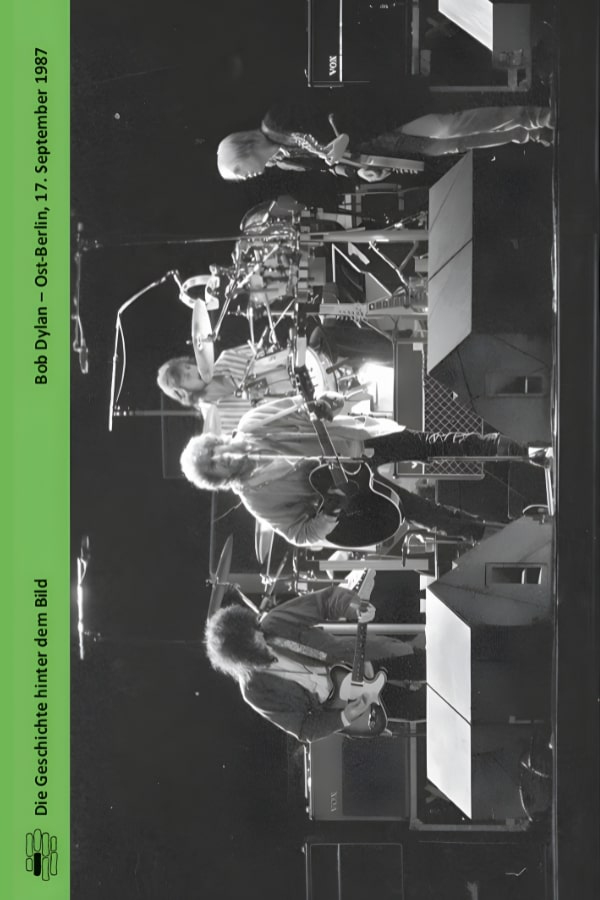 Buchcover "Bob Dylan - Ost-Berlin, 17. September 1987" von Jens Schöne. Das Cover zeigt ein Schwarz-Weiß-Foto von Bob Dylan. Im Hintergrund erkennt man die Band mit ihren Musikinstrumenten.