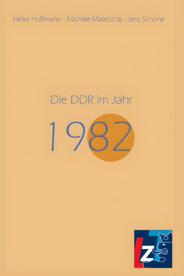 Buchcover "Die DDR im Jahr 1982" von Heike Hoffmann, Michèle Matatschk und Jens Schöne. Auf pastellorangenem Hintergrund steht der Titel in blauer Schrift. Ein orangener Kreis hebt die Jahreszahl "82" hevor. 