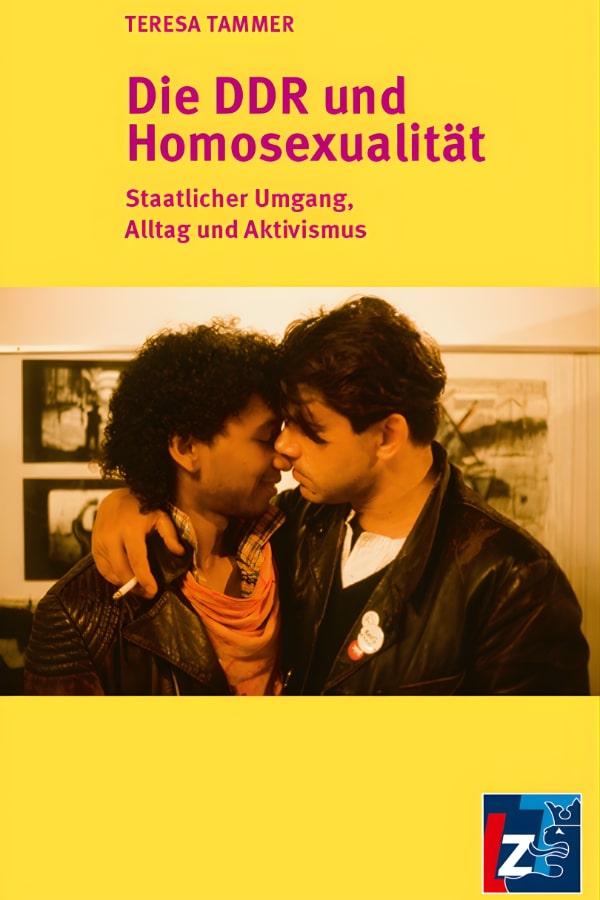 Buchcover "Die DDR und Homosexualität. Staatlicher Umgang, Alltag und Aktivismus". Auf gelbem Hintergrund ist ein Bild von zwei jungen Männern, die eng beieinander stehen. Einer der Männer hat lockige, dunkle Haare und trägt eine Lederjacke mit einem Halstuch. Der andere Mann hat glatte, dunkle Haare, trägt ebenfalls eine Lederjacke und hält eine Zigarette in der Hand.