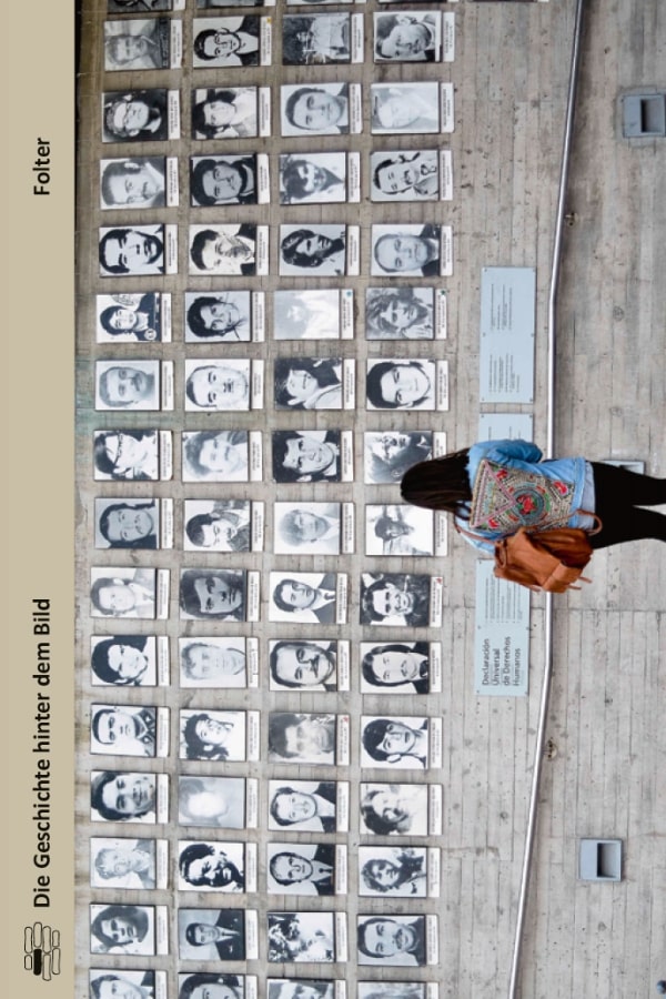 Buchcover "Folter" von Mariana S. Leone. Das Cover zeigt eine Farbfotografie vom Museum der Erinnerung und der Menschenrechte in Santiago in Chile. 