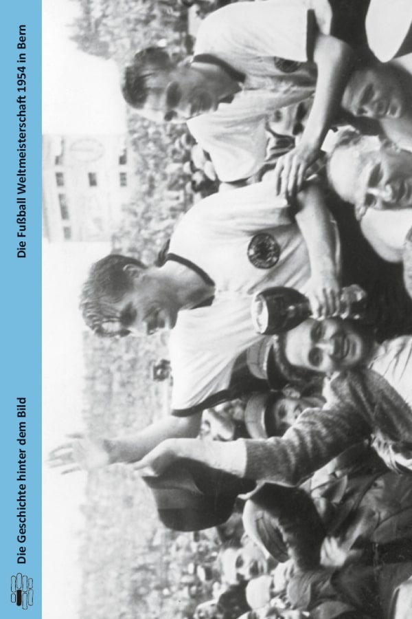 Buchcover "Die Fußball-Weltmeisterschaft 1954 in Bern" von Frank Willmann. Das Cover zeigt eine Schwarz-Weiß-Fotografie, auf die deutsche Nationalmannschaft zu sehen ist.