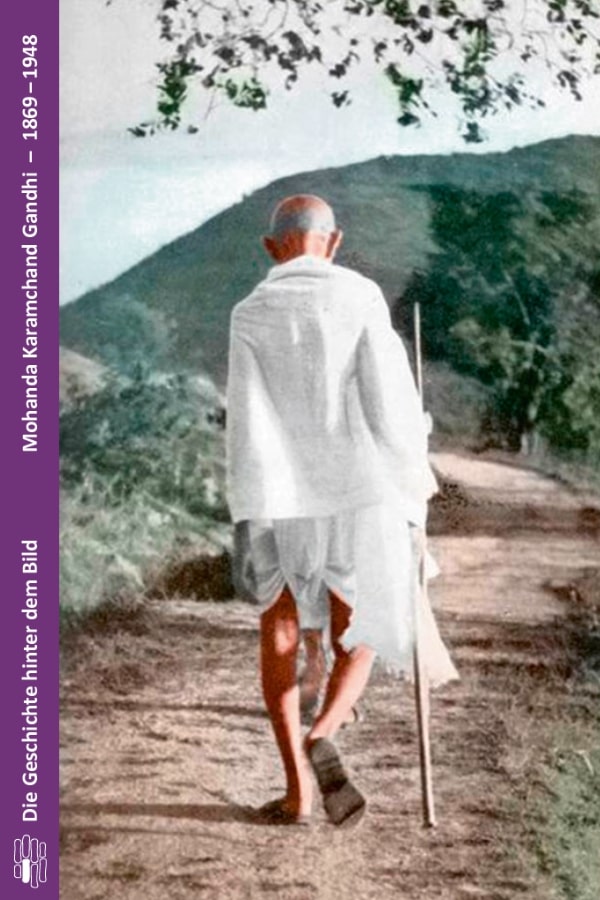 Buchcover" Mahanda Karamchand Gandhi - 1869-1949" von Gottfried Orth. Das Cover zeigt den Rücken Gandhis im Jahr 1937. Er trägt ein weißes Gewand und hält einen Stock in seiner rechten Hand.