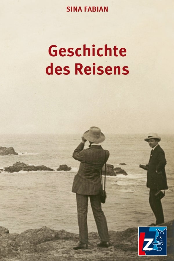 Buchcover "Geschichte des Reisens" von Sina Fabian. Im unteren Teil ist eine historische Schwarz-Weiß-Fotografie zu sehen: Zwei Männer in Anzügen und Hüten stehen an einer felsigen Küste mit Blick auf das Meer. Einer schaut mit einem Fernglas hinaus aufs Wasser.