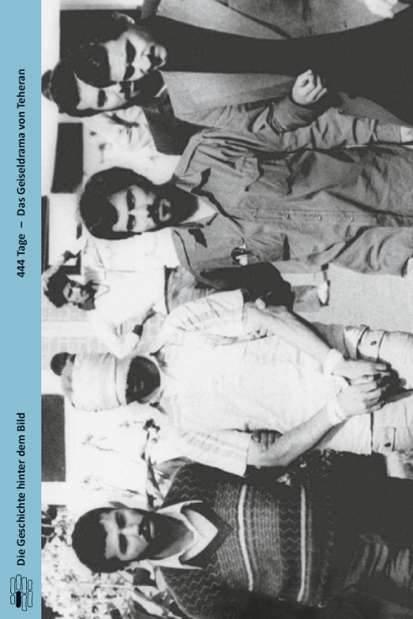 Buchcover "444 Tage - Das Geiseldrama von Teheran" von Rolf Steininger. Nach der Besetzung der US-Botschaft durch iranische Studenten: Geiselnehmer mit einer Geisel, Aufnahme vom November 1979.