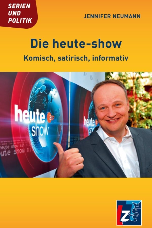 Buchcover "Die heute-show. Komisch, satirisch, informativ" von Jennifer Neumann. Das Cover zeigt Oliver Welke, der mit seinem Daumen auf ein "heute show" Plakat zeigt und in die Kamera lächelt.