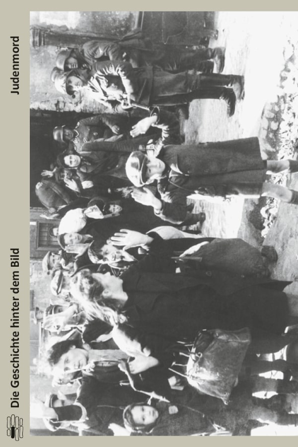 Buchcover "Judenmord" von Wolfgang Benz. Das Cover zeigt das Foto des kleinen Jungen mit erhobenen Händen, umgeben von Resignierten, Verzweifelten und Geängstigten, in Schach gehalten von bewaffneten Männern in Uniform mit Stahlhelmen.