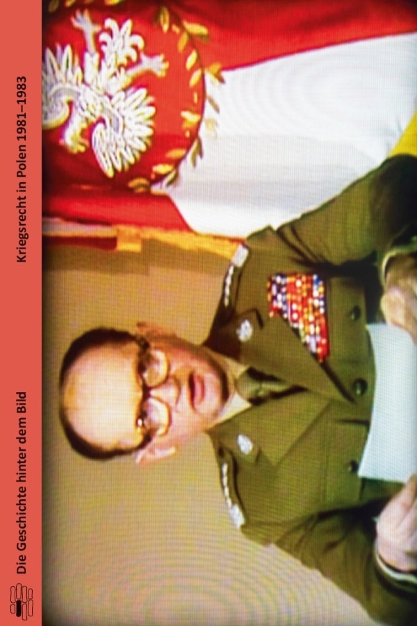 Buchcover "Kriegsrecht in Polen 1981-1983" von György Dalos. Das Cover zeigt den General Wojciech Jaruzelski, der in seiner Fernsehansprache das Kriegsrecht verkündete.