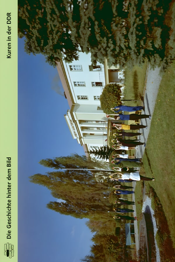 Buchcover "Kuren in der DDR" von Rainer Erices. Das Cover zeigt eine vorbildliche Gesundheitseinrichtung im Bezirk Karl-Marx-Stadt. Das 730 Meter hochgelegene Sanatorium ist umgeben von Bäumen und einem Brunnen.