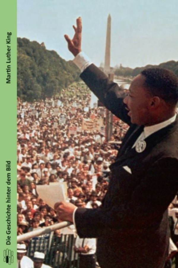 Buchcover "Martin Luther King" von Gottfried Orth. Das Cover Martin Luther King, der mit seiner rechten Hand einer großen Menschenmasse zuwinkt. In seiner linken Hand hält er einen Zettel.