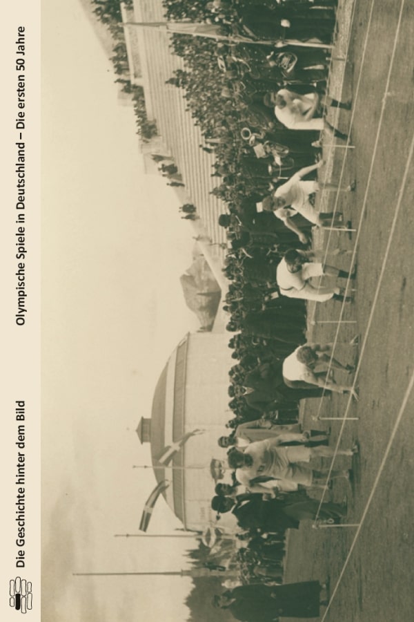 Buchcover "Olympische Spiele in Deutschland. Die ersten 50 Jahre" von Emanuel Hübner. Das Cober zeigt Männer in weißer Kleidung, die an der Startlinie stehen und bereit sind loszulaufen. Im Hintergrund erkennt man ein großes Publikum.