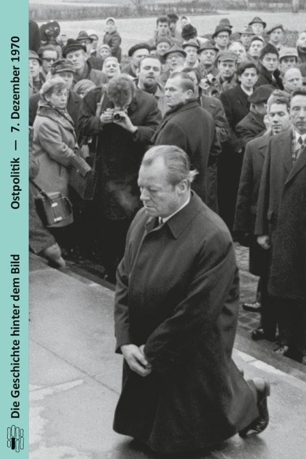 Buchcover "Ostpolitik - 7. Dezember 1970" von Rolf Steininger. Schwarz-Weiß-Fotografie von Bundeskanzler Willy Brandt. Er gedenkt kniend, nach der Kranzniederlegung am Mahnmal, der Opfer des Warschauer Ghetto-Aufstandes von 1943, 7. Dezember 1970.