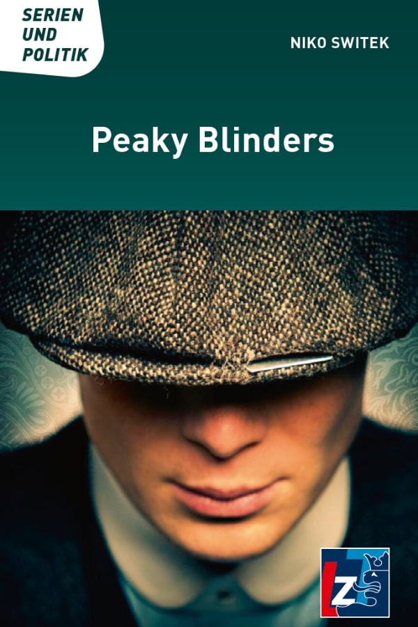 Buchcover "Peaky Blinders" von Niko Switek. Das Cover zeigt eine Nahaufnahme von Cilian Murphy als Thomas Shelby. Er trägt eine Schirmmütze und blickt nach unten. 