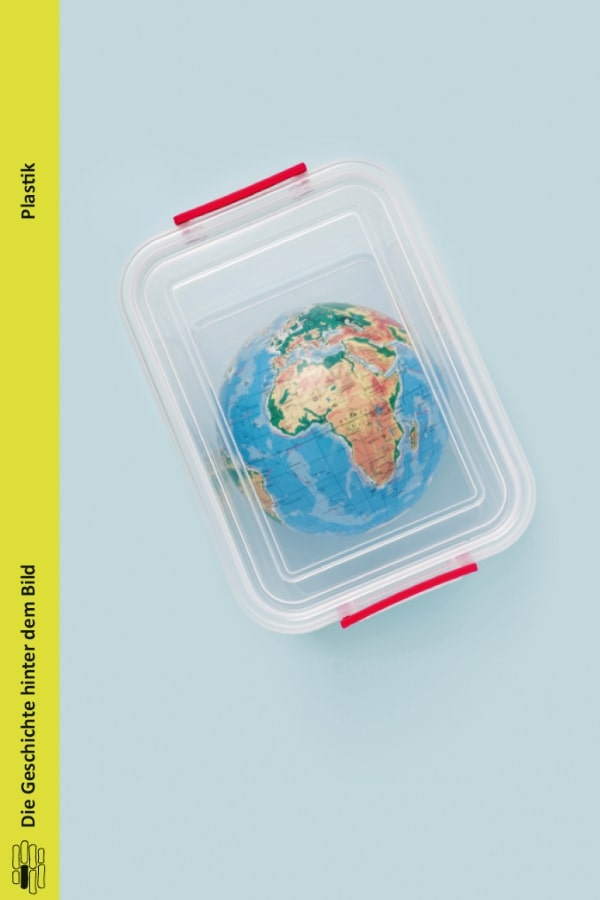 Buchcover "Plastik" von Carolin Völker und Johanna Kramm. Das Cover zeigt eine Plastikdose, in der die Erde liegt.
