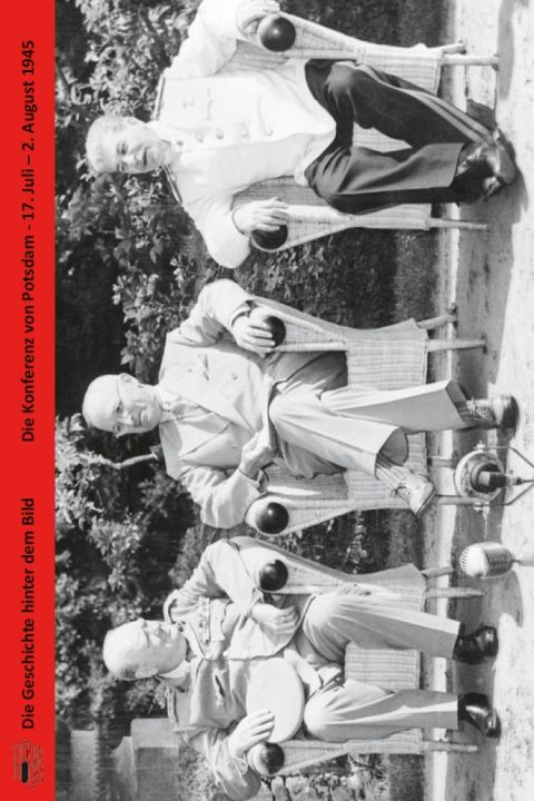 Buchcover "Die Konferenz von Potsdam - 17. Juli - 2. August 1945" von Rolf Steininger. Schwarz-Weiß-Fotografie der Potsdamer Konferenz (17. Juli – 2. August 1945). Drei Männer sitzen nebeneinander auf Korbstühlen im Freien. Links sitzt Josef Stalin in heller Uniform, in der Mitte US-Präsident Harry S. Truman im Anzug, rechts der britische Premierminister Winston Churchill in Uniform mit Hut auf dem Schoß.