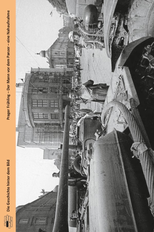 Buchcover "Prager Frühling - Der Mann vor dem Panzer - eine Nahaufnahme" von György Dalos. Das Cover zeigt Truppen des Warschauer Pakts, die die ČSSR besetzen. Ein Mann stellt sich mit entblößter Brust vor einen Panzer der Interventionstruppen in Bratislava.