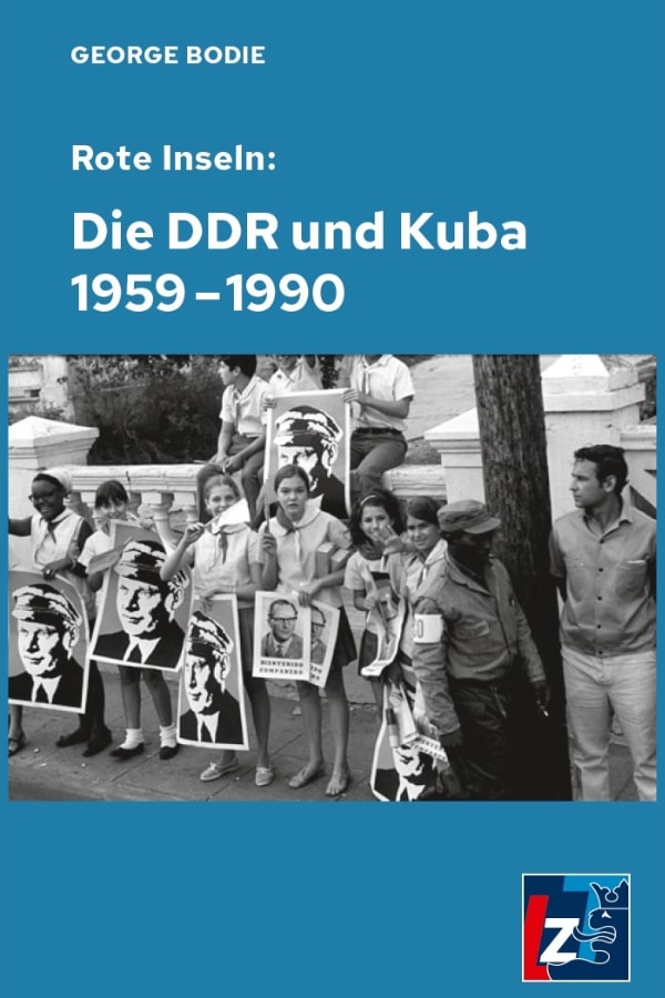Buchcover "Rote Inseln: Die DDR und Kuba 1959-1990" von George Bodie. Das Cover zeigt eine Schwarz-Weiß-Fotografie, die während des Staatsbesuchs von Honecker in Kuba aufgenommen wurde. Kinder halten Plakate in der Hand, auf denen Honecker abgebildet ist.