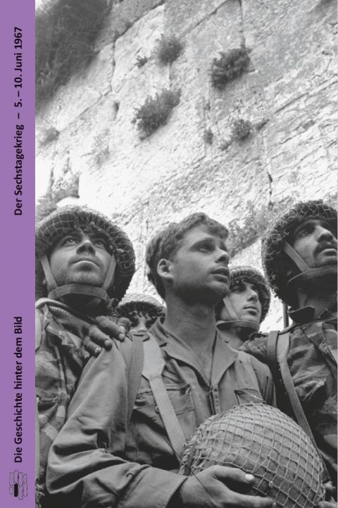 Buchcover "Der Sechstagekrieg - 5.-10. Juni 1967" von Rolf Steininger. Schwarz-weiß-Fotografie: Eine Gruppe israelischer Fallschirmjäger in Uniform und Helmen steht dicht beieinander vor der Klagemauer. 