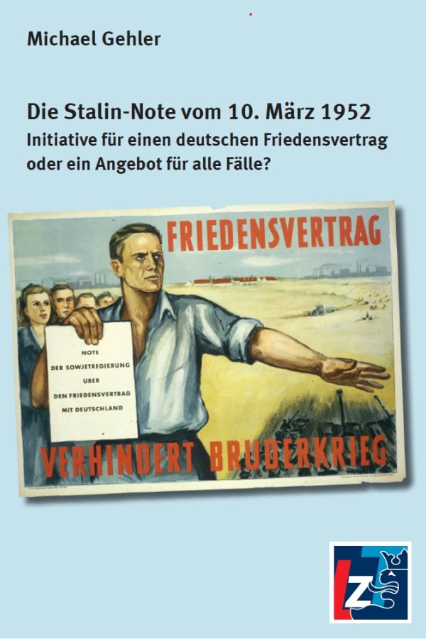 Buchcover "Die Stalin-Note vom 10. März 1952 - Initiative für einen deutschen Friedensvertrag oder ein Angebot für alle Fälle?" von Michael Gehler. Auf hellblauem Hintergund befindet sich ein historisches Propagandaplakat aus der DDR. Im Mittelpunkt des Plakats ist ein  Arbeiter, der in seiner Hand ein Papier mit der Aufschrift: „Note der Sowjetregierung über den Friedensvertrag mit Deutschland“ hält. Oben rechts steht in großen roten Buchstaben: „FRIEDENSVERTRAG“, am unteren Bildrand: „VERHINDERT BRUDERKRIEG“