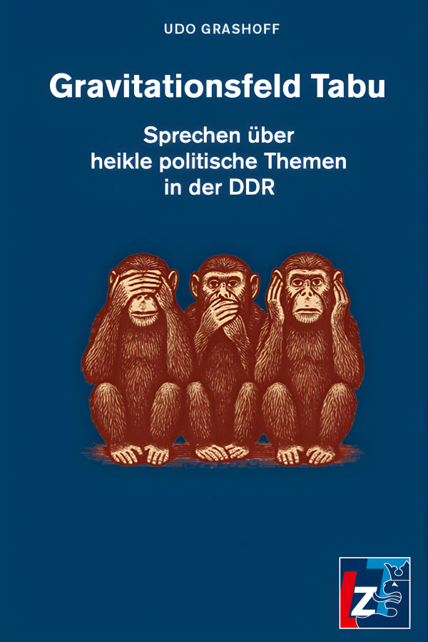 Buchcover des Titels "Gravitationsfeld Tabu – Sprechen über heikle politische Themen in der DDR" von Udo Grashoff. Auf dunkelblauem Hintergrund sind in der Mitte drei stilisierte Affen in braun-roter Farbe abgebildet – die klassischen „drei weisen Affen“: Der erste Affe hält sich die Augen zu („nichts sehen“), der zweite den Mund („nichts sagen“) und der dritte die Ohren („nichts hören“). Darunter steht das Logo der Bundesstiftung zur Aufarbeitung der SED-Diktatur, bestehend aus einem schwarz-rot-goldenen Balken mit weißem Kreis in der Mitte.