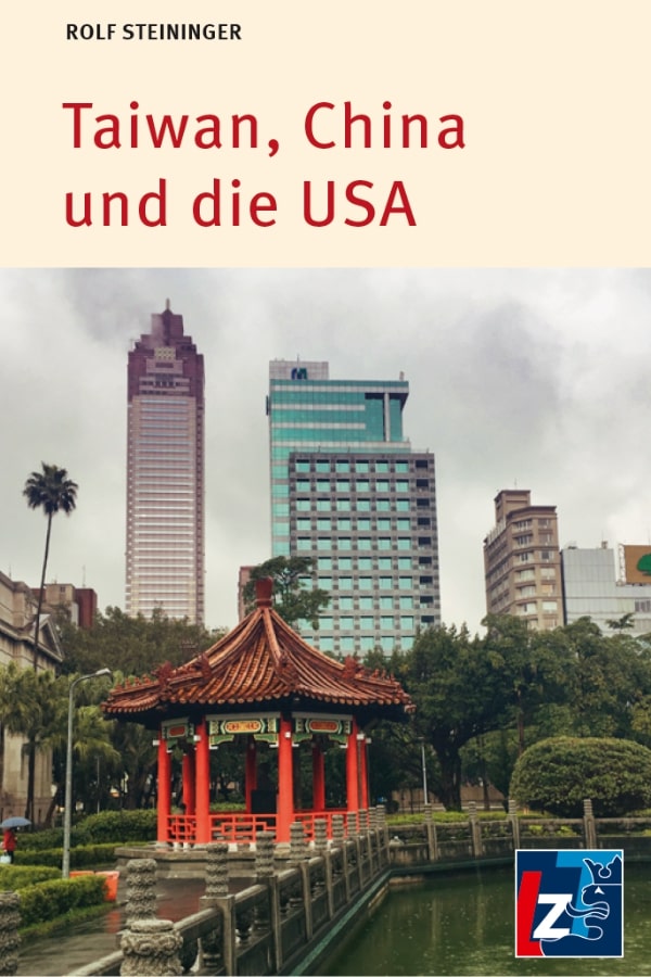 Buchcover mit dem Titel „Taiwan, China und die USA“ von Rolf Steininger. Der obere Teil des Covers zeigt den Titel in roter Schrift auf beigem Hintergrund. Darunter ein Farbfoto mit einem traditionellen chinesischen Pavillon mit rotem Holz und verziertem Dach, der an einem Teich steht, umgeben von Bäumen und moderner Hochhausarchitektur – in der taiwanischen Hauptstadt Taipeh. 