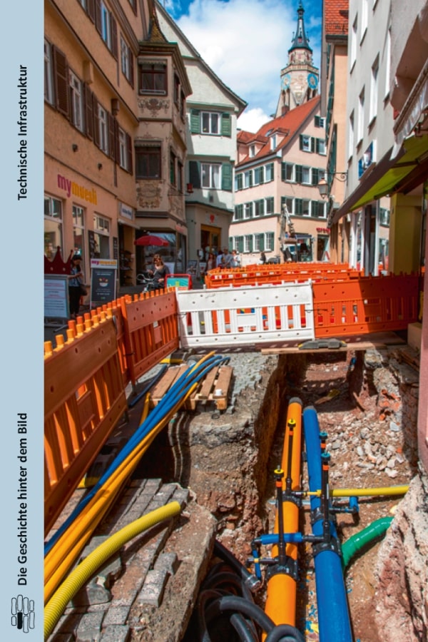 Buchcover "Technische Infrastruktur" von Robert Kaltenbrunner. Das Cover zeigt eine Farbfotografie einer Baustelle, bei der Versorgungsleitungen nerverlegt werden.