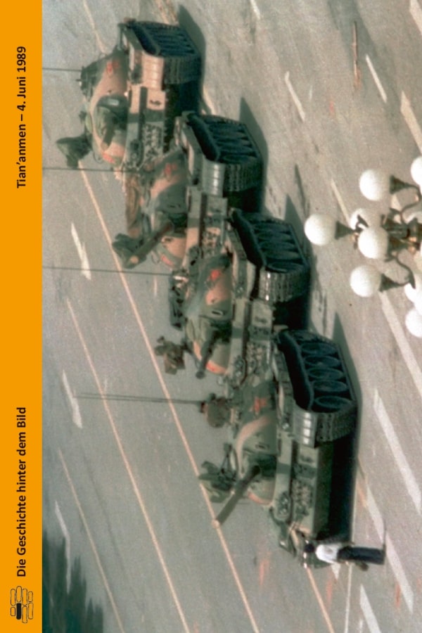 Buchcover "Tian'anmen 4. Juni 1989" von Nicole Schillinger. Das Cover zeigt einen Passanten mit einer Einkaufstüte in jeder Hand, der sich der Panzer-Kolonne in den Weg stellt und die Weiterfahrt blockiert.