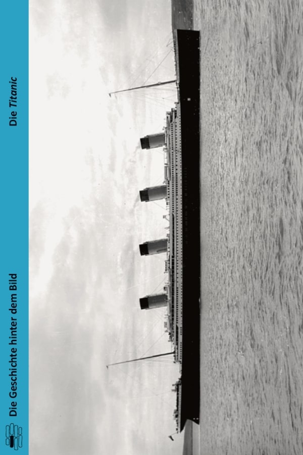 Buchcover "Titanic" von Günter Helmes. Das Cover zeigt eine Schwarz-Weiß-Fotografie der Titanic auf offener See. 