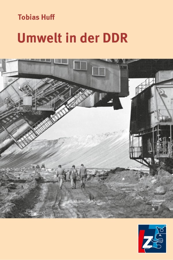Buchcover "Umwelt in der DDR" von Tobias Huff. Das Cover zeigt den Tagebau Jänschwalde im Bezirk Cottbus 1980. Drei Menschen gehen nebeneinander im Tagebau entlang. 