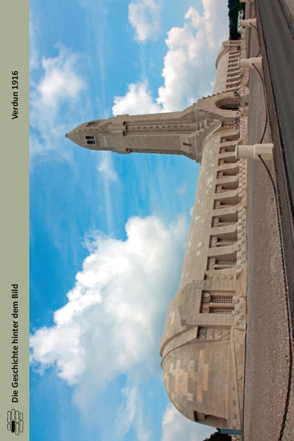 Buchcover "Verdun 1916" von Gerd Krumeich. Das Cover zeigt das Beinhaus von Douaumont 2014. Das Gebäude ist sandfarbig und erstreckt sich über mehrere Meter in die Länge.