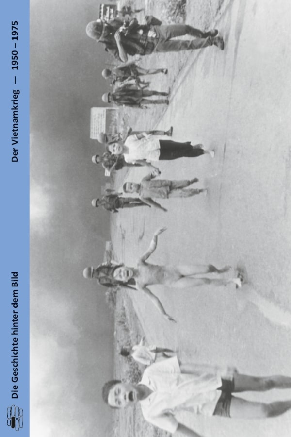 Buchcover "Der Vietnamkrieg - 1950-1975" von Rolf Steininger. Schwarz-weiß-Fotografie: Mehrere Kinder und Jugendliche laufen weinend und verängstigt eine Straße entlang, im Hintergrund folgen Soldaten. Das bekannteste Kind im Vordergrund ist nackt und breitet die Arme aus.