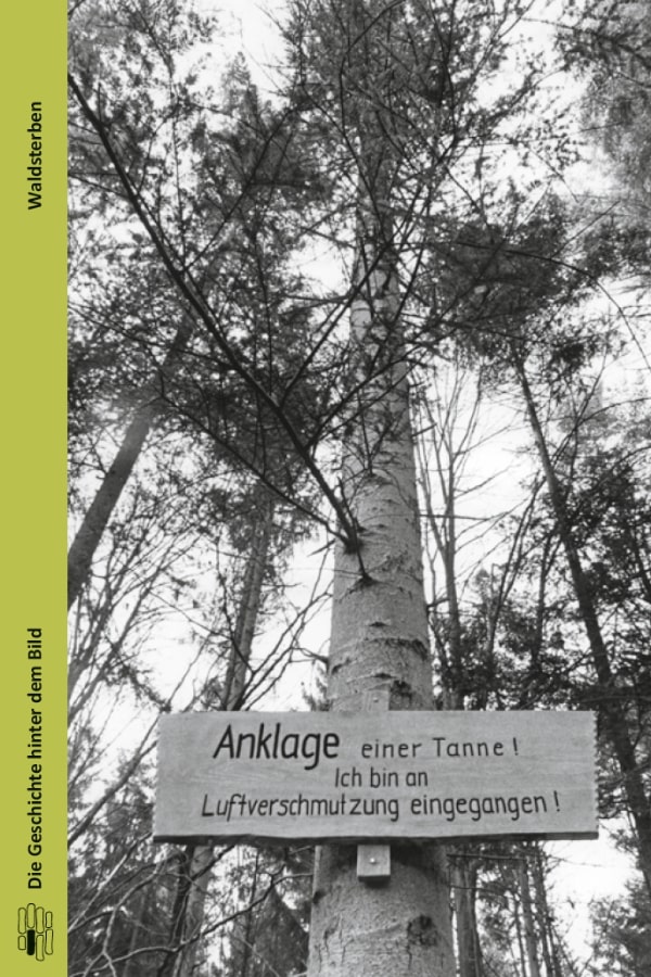 Buchcover "Waldsterben" von Udo Grasshoff. Das Cover zeigt eine Schwarz-Weiß-Fotografie eines kahlen Waldes. Mittig steht ein Baum mit einem daran befestigten Holzschild, auf dem steht: "Anklage einer Tanne! Ich bin an Luftverschmutzung eingegangen!"