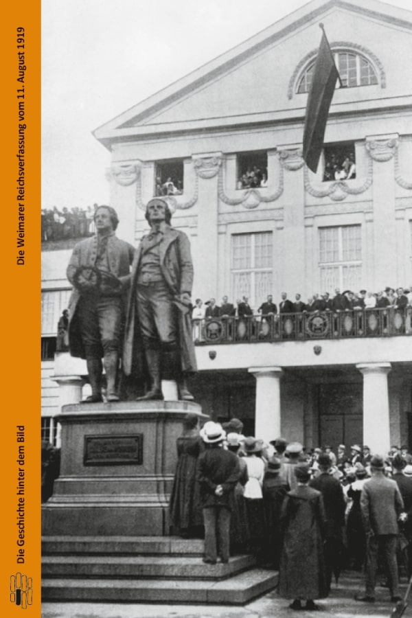 Buchcover "Die Weimarer Reichsverfassung vom 11. August 1919" von Walter Mühlhausen. Das Cover zeigt eine Schwarz-Weiß-Fotografie des Goethe und Schiller Denkmals in Weimar. Viele Menschen haben sich vor dem Nationaltheater versammelt.