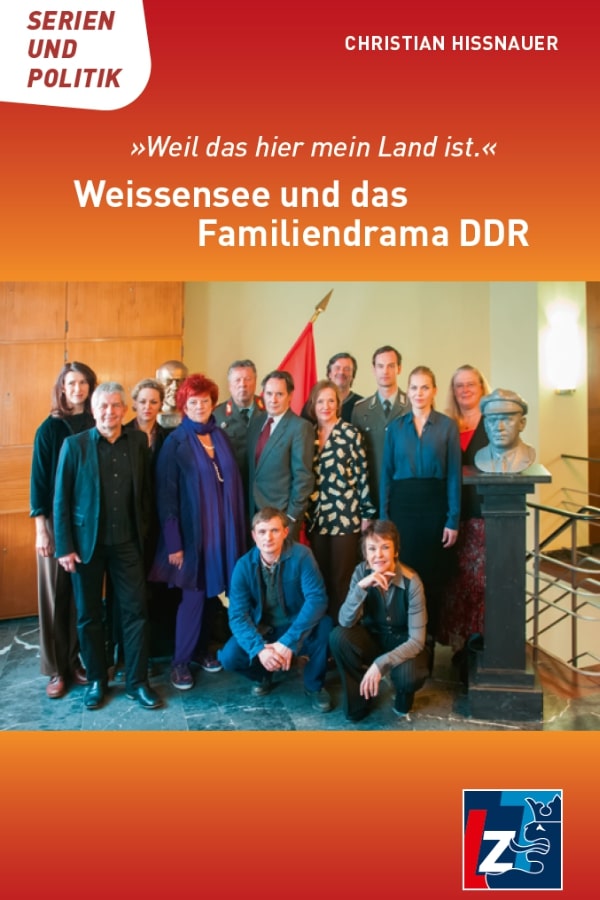 Buchcover "Weil das hier mein Land ist. - Weissensee und das Familiendrama der DDR" von Christian Hissnauer. Das Cover zeigt eine Fotografie des Casts am Filmset der ARD-Serie "Weissensee". Insgesamt sind 13 Menschen auf dem Foto abgebildet. 