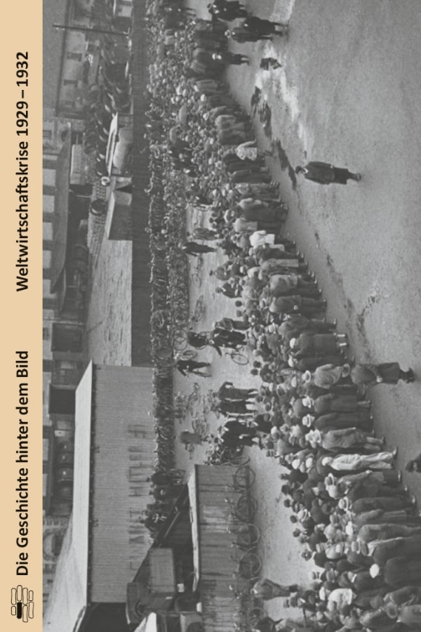 Buchcover "Weltwirtschaftskrise 1929 - 1932" von Walter Mühlhausen. Das Cover zeigt eine Arbeitslosenschlange im Hof des Arbeitsamtes in Hannover im Frühjahr 1932. Dutzende Menschen stehen hintereinander.