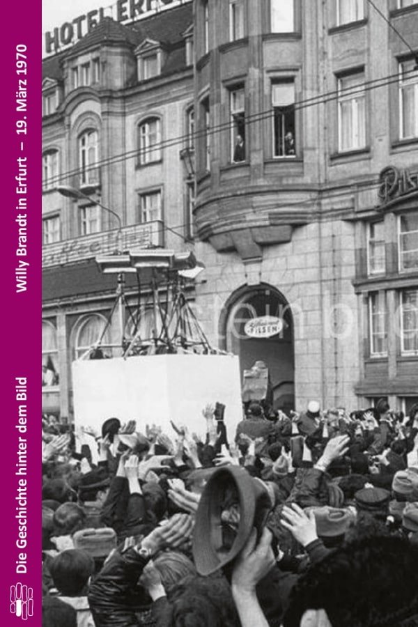 Buchcover "Willy Brandt in Erfurt 19. März 1970" von Jan Schönfelder. Das Cover zeigt eine Schwarz-Weiß-Fotografie. Darauf abgebildet ist Willy Brandt am Fenster des "Erfurteer Hofes".