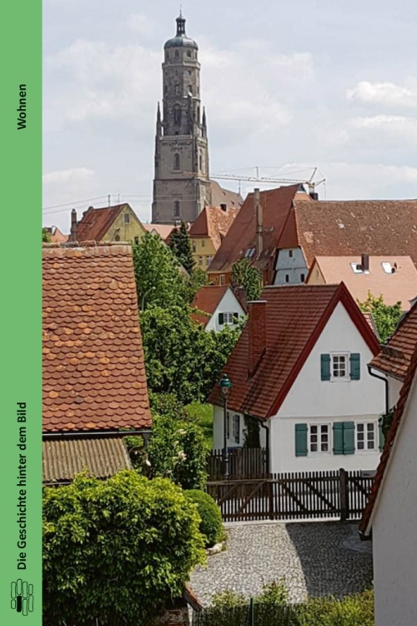 Buchcover "Wohnen" von Robert Kaltenbrunner. Das Cover zeigt eine Stadtansicht von Nördlingen. Man erkennt viele kleine Fachwerkhäuser.