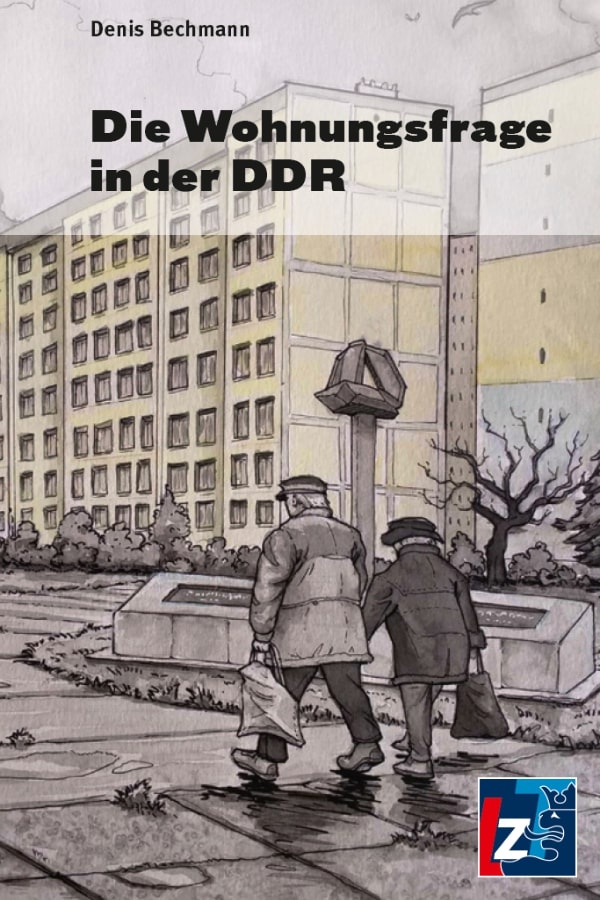 Buchcover "Die Wohnungsfrage in der DDR" von Denis Bechmann. Die Illustration zeigt zwei ältere Personen mit Mützen und Einkaufstaschen, die über einen Gehweg in einer Plattenbausiedlung laufen. Im Hintergrund ragen mehrstöckige, graue und gelbliche Wohnblöcke empor.