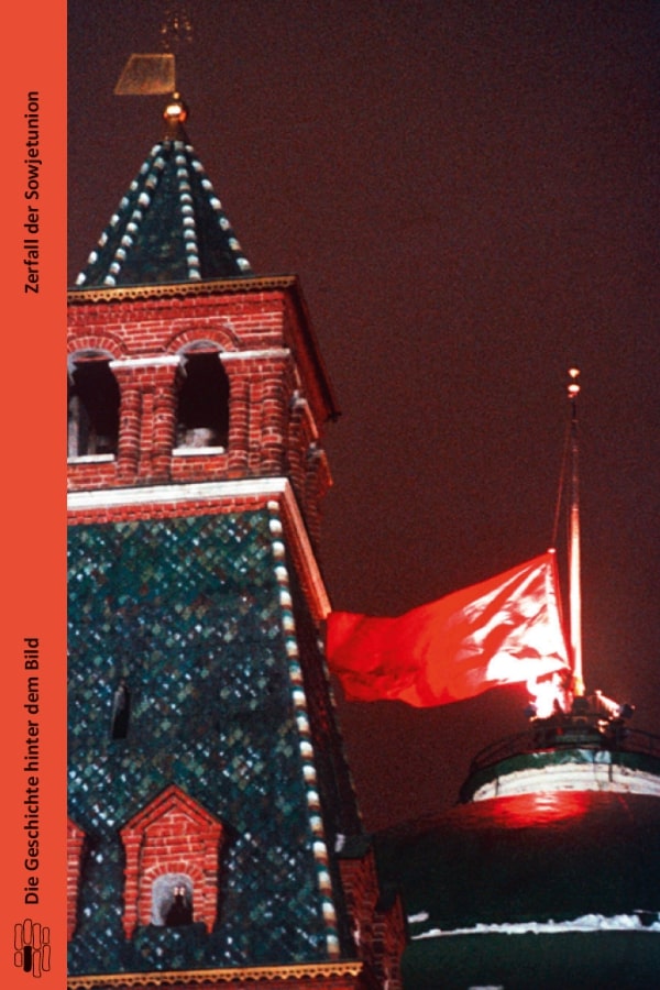 Buchcover "Zerfall der Sojwtunion" von György Dalos. Das buchcover zeigt die sowjetische Flagge (rot, mit Hammer und Sichel) über dem Kreml in Moskau bei Nacht. Sie wird von einem Menschen eingeholt.