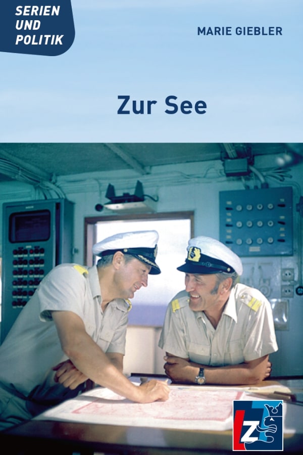 Buchcover "Zur See" voon Marie Giebler. Das Cover zeigt einen Farbfilmausschnitt aus "Zur See" Folge 5. Links steht Kapitän Hans Karsten und rechts steht Chief Paul Weyer. Sie lächeln sich freundlich an. 