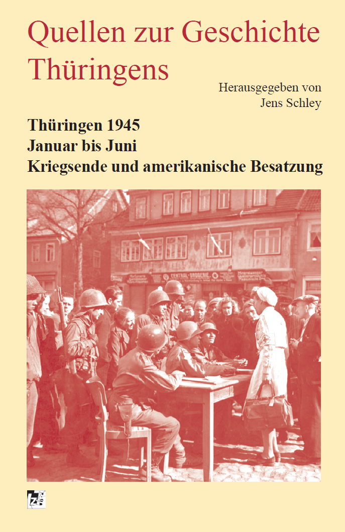 Umschlag eines deutschen Buches mit dem Titel "Quellen zur Geschichte Thüringens" mit einem Sepia-Foto amerikanischer Soldaten, die sich mit Einheimischen an Tischen im Freien auf einem Stadtplatz unterhalten, wahrscheinlich in Thüringen, Deutschland, im Jahr 1945.