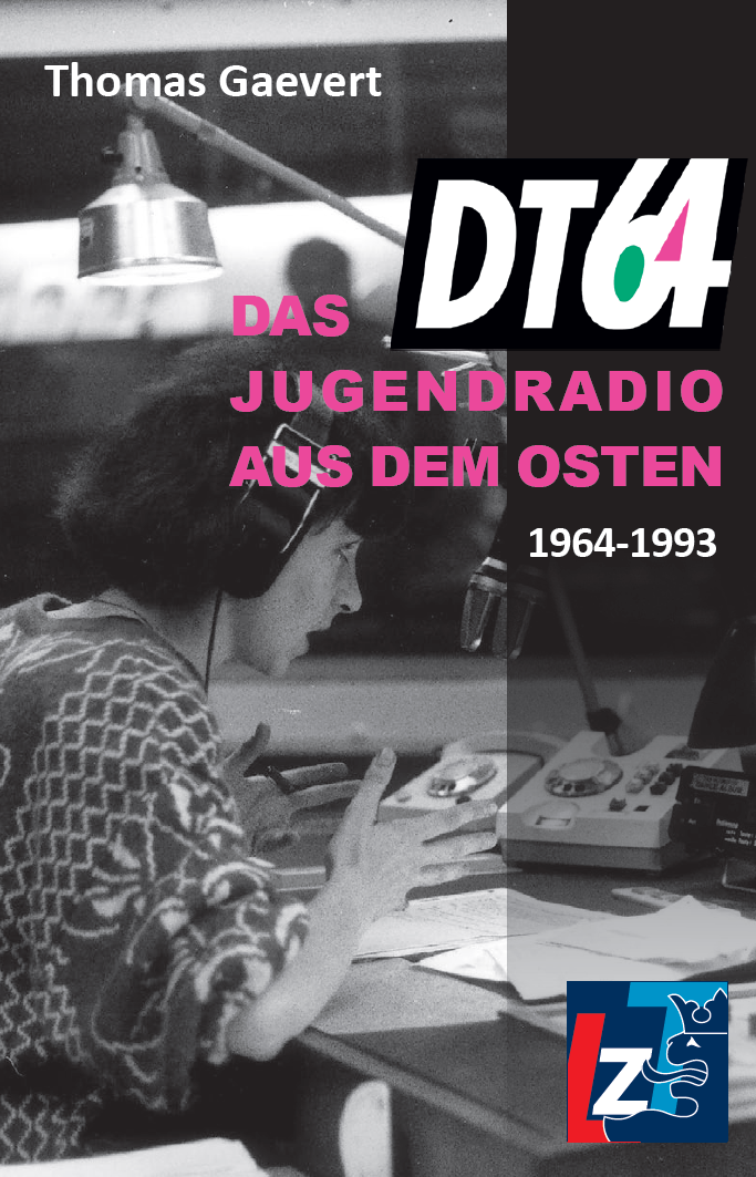 Schwarz-Weiß-Foto einer Frau, die in einem Radiostudio in ein Mikrofon spricht. Der überlagerte Text lautet: "Thomas Gaevert, DT64: Das Jugendradio aus dem Osten 1964-1993" mit einem Logo in der rechten unteren Ecke.