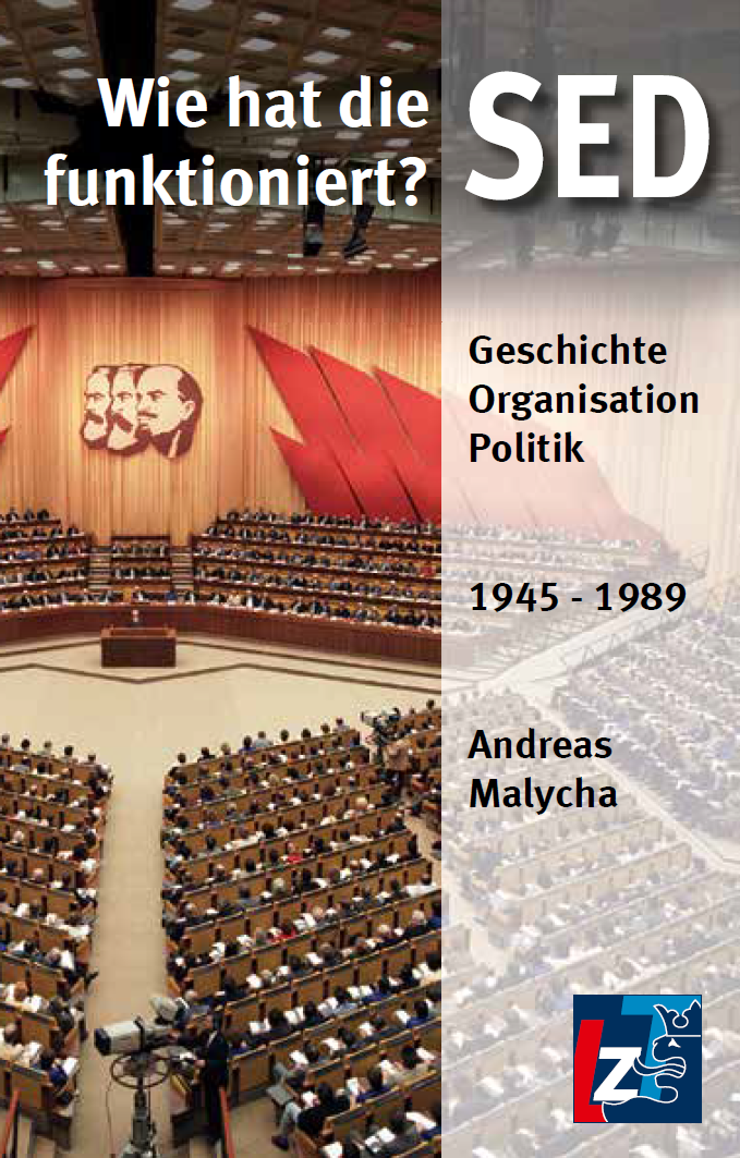 Das Buchcover zeigt einen großen Versammlungssaal mit in Reihen sitzenden Delegierten, roten Bannern und Porträts von Marx, Engels und Lenin. Der Text in deutscher Sprache behandelt die SED, ihre Geschichte, Organisation und Politik von 1945 bis 1989.