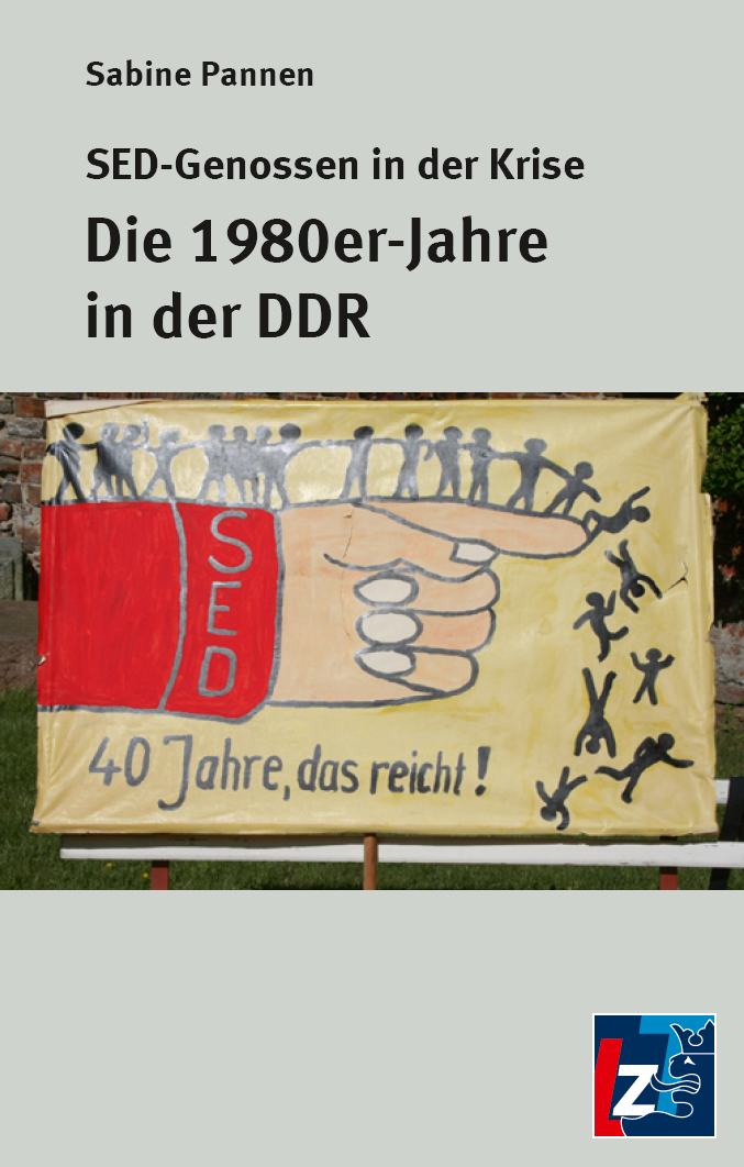 Der Buchumschlag zeigt ein Transparent mit einer großen Hand mit der Aufschrift "SED", die auf eine Gruppe kleinerer Figuren zeigt, darüber den Text "40 Jahre, das reicht!" und den Titel "Die 1980er-Jahre in der DDR" von Sabine Pannen.